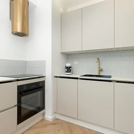 Modern Popieluszki 2c With Parking In The Center Of By Renters 格但斯克