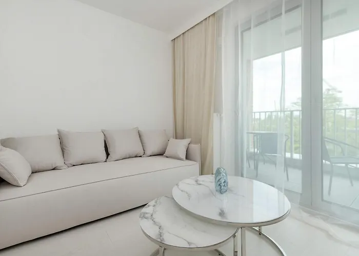 Daire Modern Popieluszki 2c With Parking In The Center Of By Renters